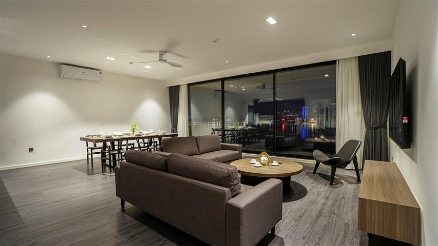 Lake view and luxurious 3 bedroom apartment at 21 Quang Khanh, Tay Ho for rent