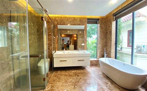 Master bathroom 4