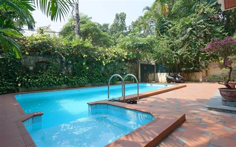 Yard and Swimming pool